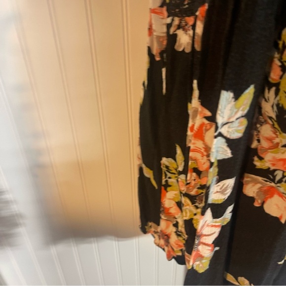 Torrid Black and Pink Blouse with Elegant Floral Design 1X - Picture 4 of 6
